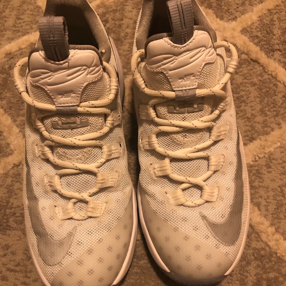 Youth Lebron James XIII low size 5.5. White
